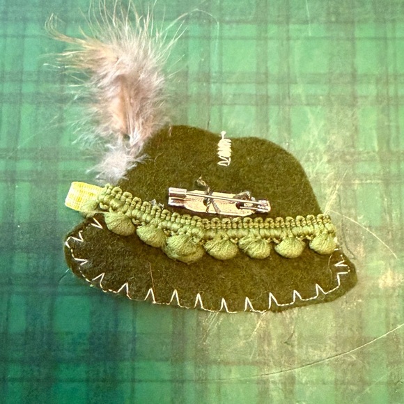 Handmade Wool Pin, German hat with feather. - Picture 2 of 2